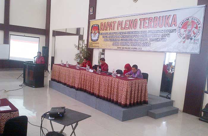 Kegiatan rapat pleno KPU Kabupaten Mojokerto. foto: Soffan/ BANGSAONLINE
