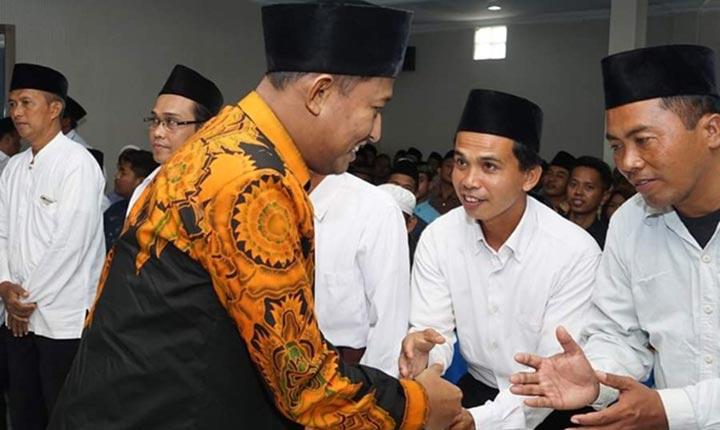 Wakil Bupati Sumenep, Achmad Fauzi saat melantik FLKSA-PSAA dan Santunan Anak Yatim di Aula Kantor Dinas Sosial Kabupaten Sumenep, Kamis (20/02).