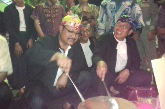 Lesehan, Gus Ipul saat ngopi bareng di Festival Kopi Kayu Mas Juara Satu Dunia di Situbondo.
