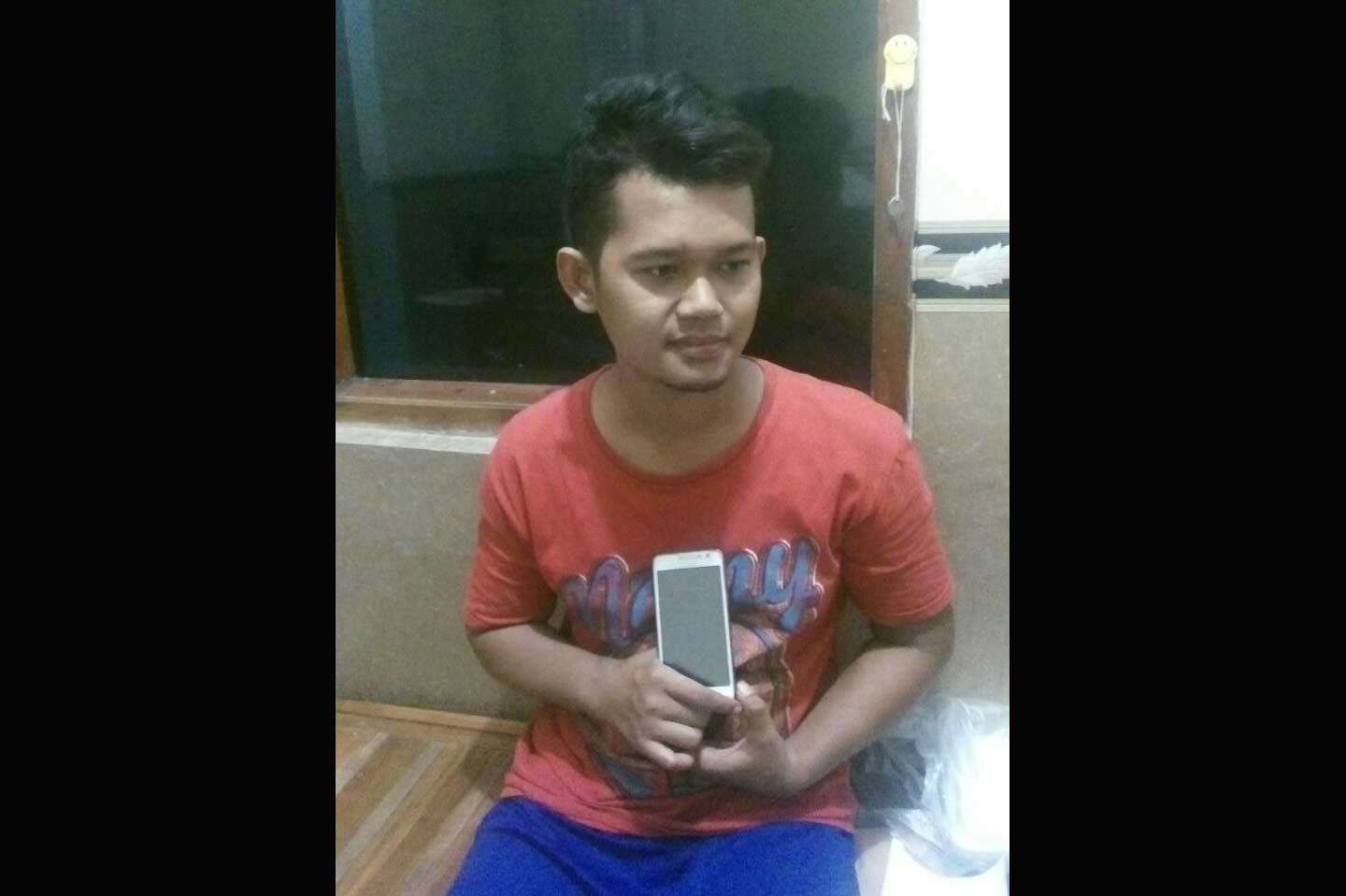 Pelaku menunjukkan Hp yang dicurinya.