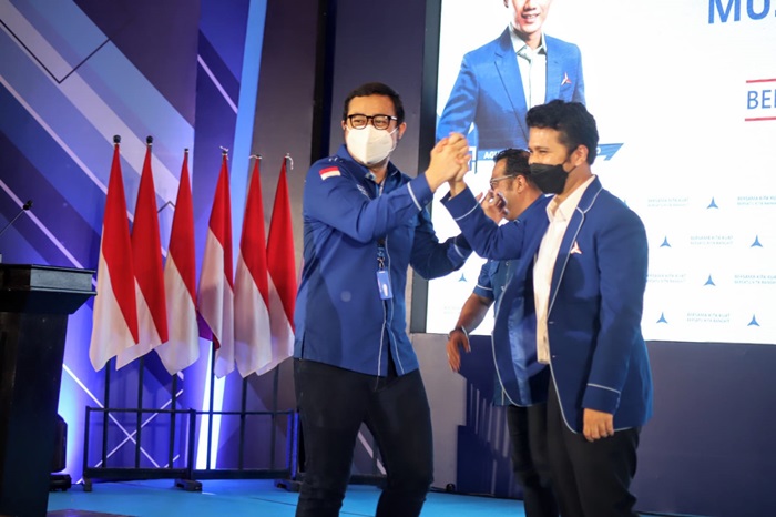 Dua kandidat Calon Ketua DPD Partai Demokrat Jatim, Emil Elestianto Dardak dan Bayu Airlangga saling berjabat tangan dalam Musda VI Partai Demokrat Jatim di Surabaya. foto: istimewa