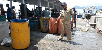 Plesteran Rusak, TPI Paiton Kumuh dan Bau Busuk
