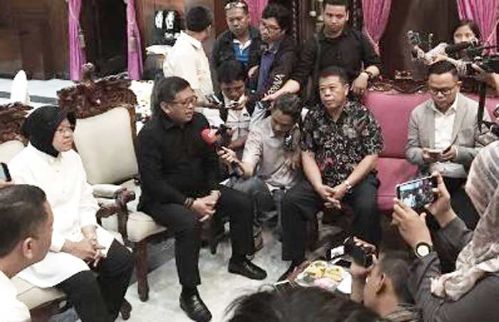 Sekjen PDIP Hasto Kristyanto, Wali Kota Surabaya Tri Rismaharini, Ketua DPC PDIP Surabaya Wisnu Sakti Buana, dan Ketua DPD PDIP Jatim Kusnadi memberikan keterangan kepada wartawan usai pertemuan.