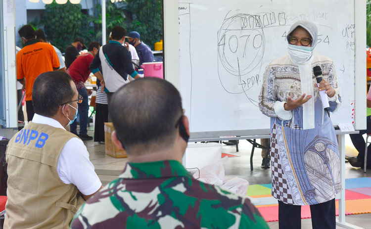 Tri Rismaharini, selaku Ketua Gugus Tugas Percepatan Penanganan Covid-19 di Kota Surabaya sedang menjelaskan langkah-langkah yang sudah dilakukan oleh Pemkot Surabaya.