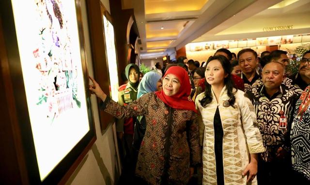 Gubernur Jatim Khofifah Indar Parawansa sebelum Nobar film Bali Beats on Paradise karya Livi Zheng di Grand City Surabaya. foto: IST/ TRISNADI/ BANGSAONLINE