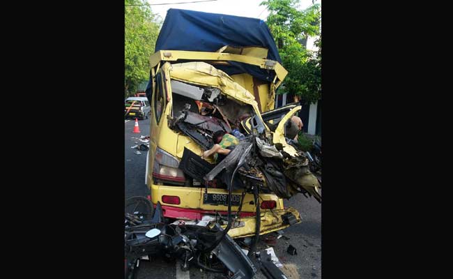 Kondisi truk yang ringsek usai seruduk motor. foto: SUWANDI/ BANGSAONLINE