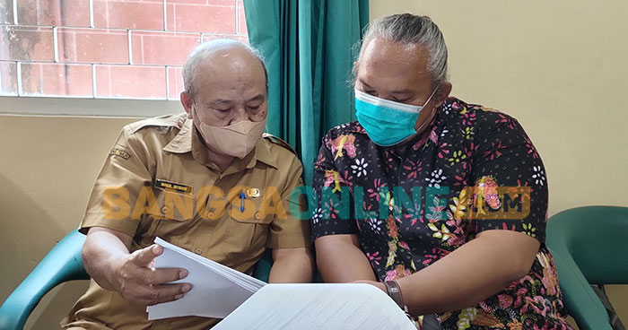 Ketua FKS Kabupaten Kediri, Mokh Muhsin (kiri), saat berdiskusi dengan Ketua FPRB Kabupaten Kediri, Ari Purnomo Adi. Foto: MUJI HARJITA/BANGSAONLINE