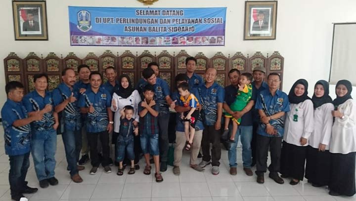 KUNJUNGAN: Pengurus dan anggota PWI Sidoarjo pose bersama dengan pengasuh dan anak-anak di PPSAB Sidoarjo, Rabu (29/5). foto: ist
