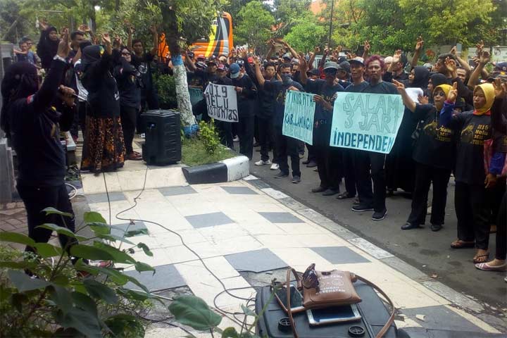 Puluhan warga saat berorasi di depan Kantor KPU Lamongan.