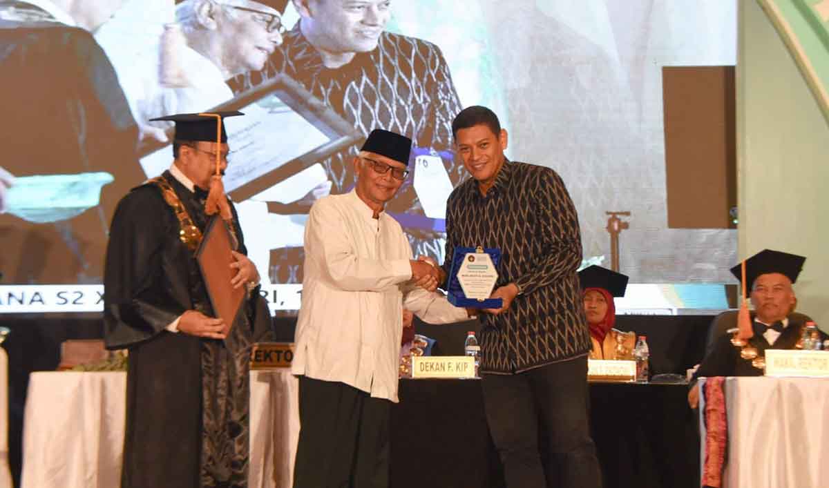 Ketua Umum Yayasan Bina Cendikia Muslim Pancasila, KH. Anwar Iskandar (tengah), didampingi Rektor Uniska, Bambang Yulianto, saat menyerahkan penghargaan kepada Wali Kota Kediri, Abdullah Abu Bakar. Foto: Ist