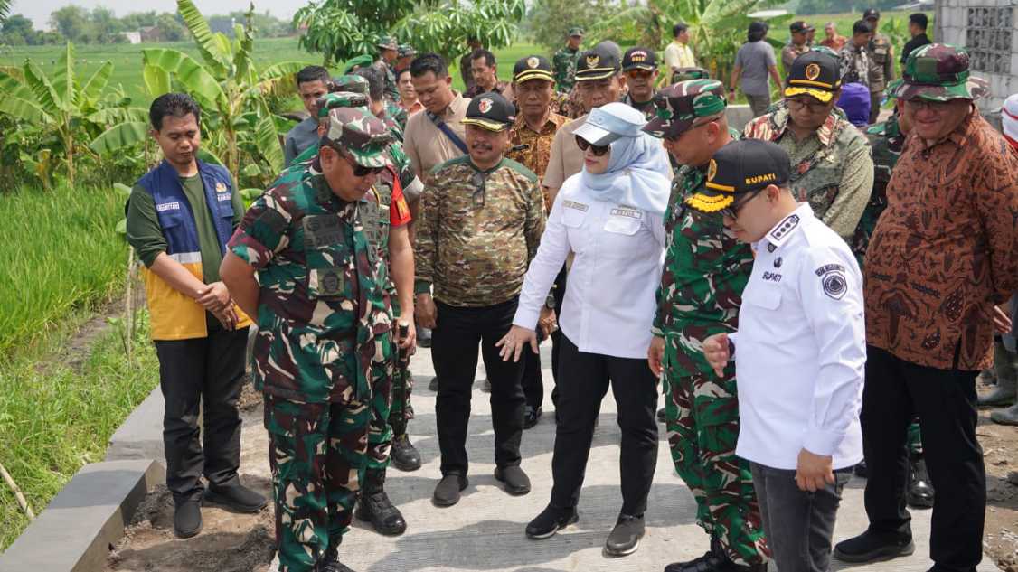 Bupati Mojokerto Dampingi Asops Panglima TNI Tinjau TMMD ke-126 di Mojosari