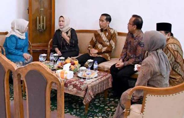 Presiden Jokowi dan Ibu Negara Iriana berbincang dengan istri KH Hasyim Muzadi, Hj. Mutammimah, didampingi Mensesneg dan Gubernur Jawa Timur Soekarwo.
