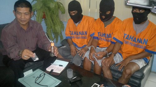 Nyabu di Gudang Barang Bekas, Warga Sidoarjo Ditangkap Polisi