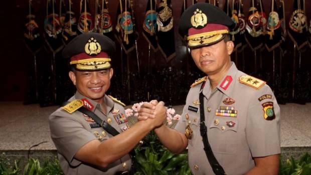 Kapolda Metro Jaya Irjen Pol Moechgiyarto (kanan) melakukan salam komando dengan Kepala BNPT Irjen Pol Tito Karnavian (kiri) seusai sertijab Perwira Tinggi Polri di Mabes Polri, Jakarta, 21 Maret 2016. (Suara Pembarua)