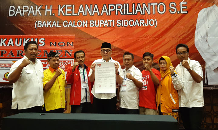 TERIMA DUKUNGAN: Kelana Aprilianto (tengah) saat menerima dukungan dari KPNP dan Topi Kwalik, di Hotel Fave Sidoarjo, Selasa (7/1). foto: MUSTAIN/ BANGSAONLINE