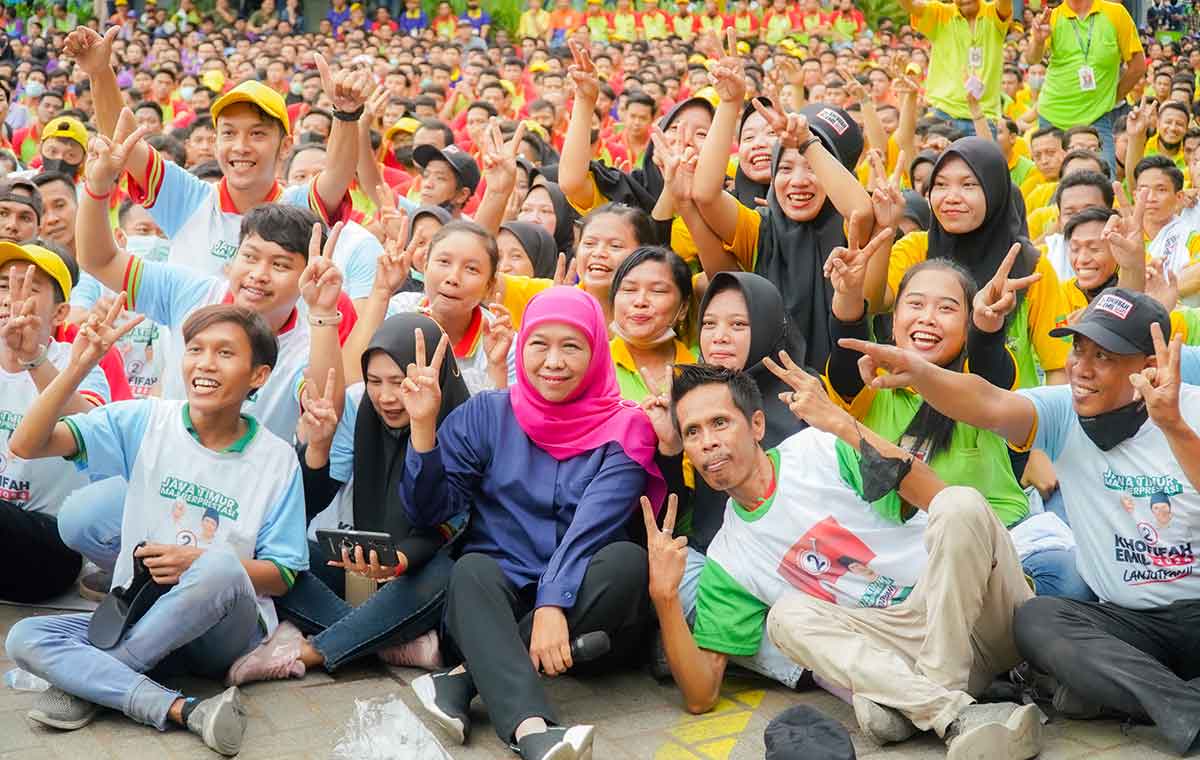 Gubernur Jawa Timur terpilih, Khofifah Indar Parawansa, saat bersama buruh.
