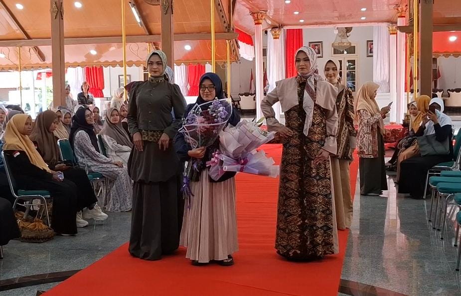 Persiapan Menuju JMFW 2025, Desainer Asal Bangkalan Pamerkan Batik Madura Bertema Kerajaan