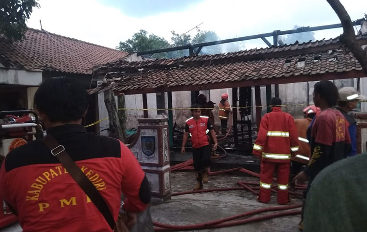 Petugas saat memadamkan api yang membakar rumah milik Ny. Sudjaimah. (foto: ist)