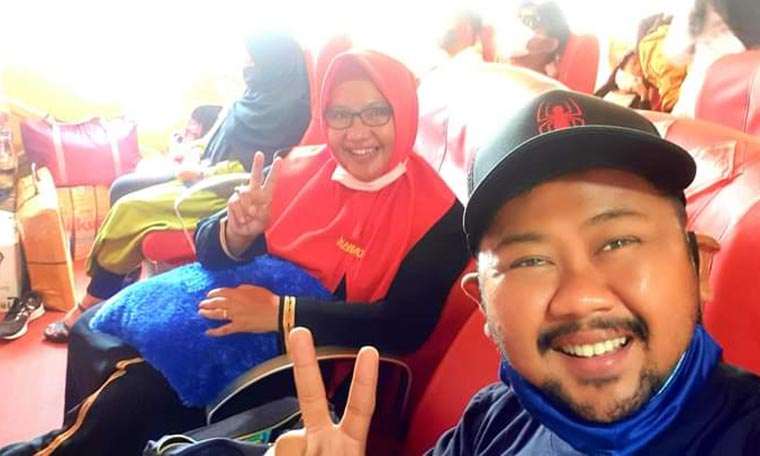 Gus Yani-Bu Min naik ketika berangkat kampanye ke Pulau Bawean. foto: ist.