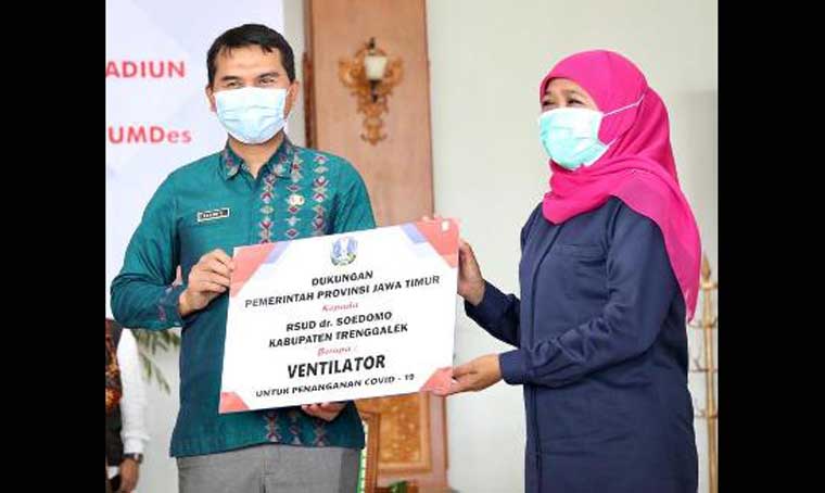 Gubernur Khofifah Serahkan 25 Unit Ventilator ke 15 RS & Masker pada Relawan 9 Ex-Karesiden Madiun