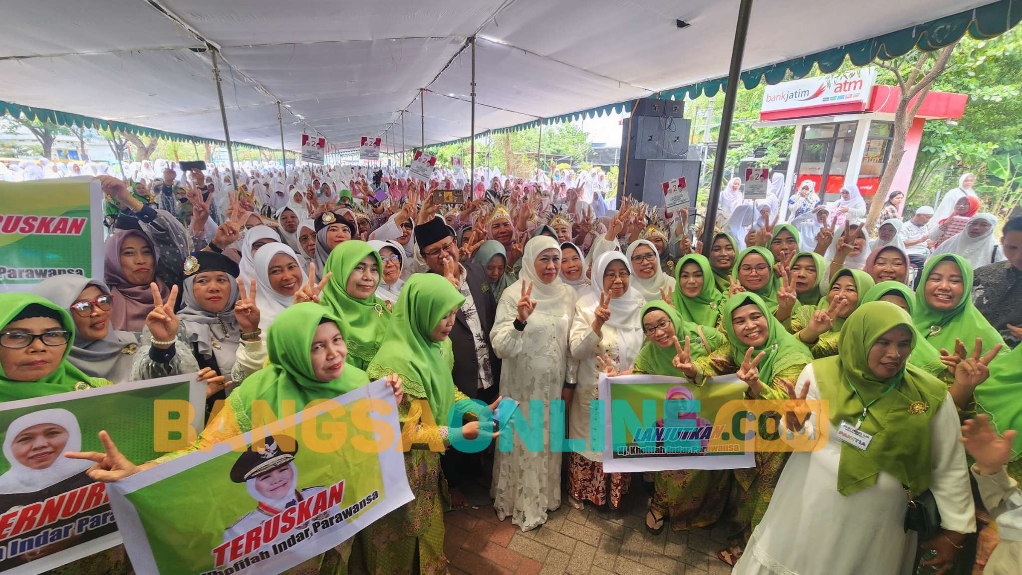 Calon Gubernur Jawa Timur, Khofifah Indar Parawansa saat saat menghadiri acara Muslimat di Puspa Agro, Desa Jemundo, Kecamatan Taman, Sidoarjo. Foto: Devi Fitri Afriyanti/BANGSAONLINE
