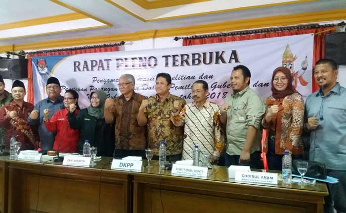 KPU Jatim tetapkan Khofifah Indar Parawansa-Emil Elestianto Dardak dan Saifullah Yusuf-Puti Guntur Soekarnoputri sebagai pasangan Cagub dan Cawagub Jatim. foto: DIDI ROSADI/ BANGSAONLINE
