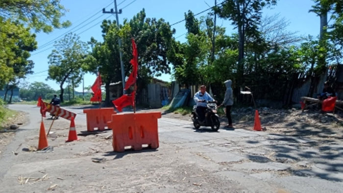 Warga saat menutup akses Jalan Lingkar Utara Kota Probolinggo.