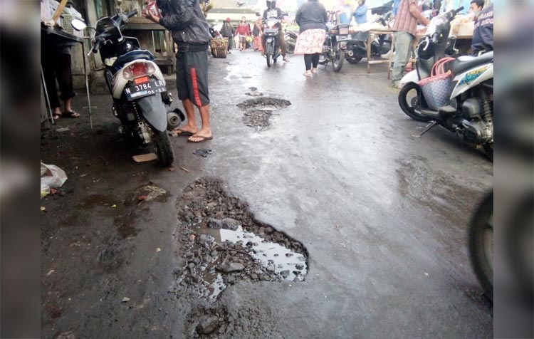 Jalan masuk Pasar Besar Batu di unit 5 kembali rusak. Padahal baru empat bulan yang lalu diperbaiki.