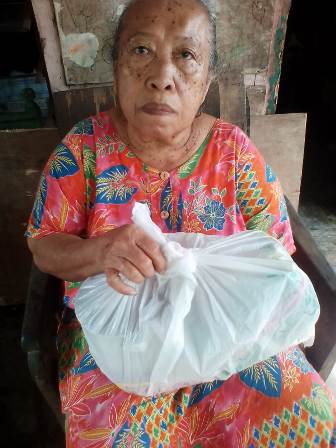 Kali Ini HARIAN BANGSA dan BANGSAONLINE.com Salurkan Sedekah Sembako di Surabaya Barat