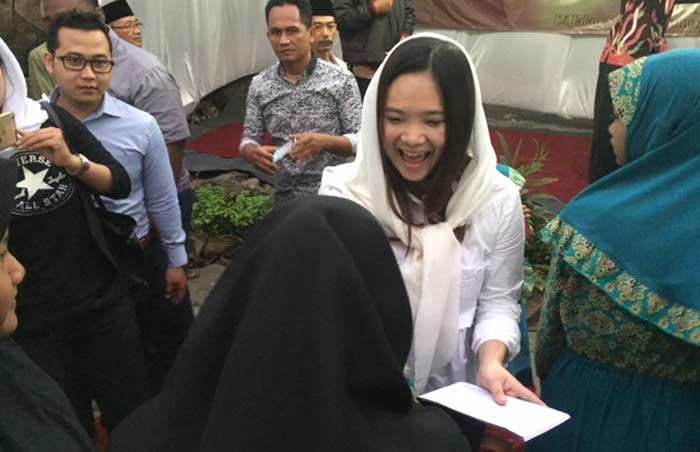 Regina saat menyantuni anak yatim. foto: ARIF K/ BANGSAONLINE