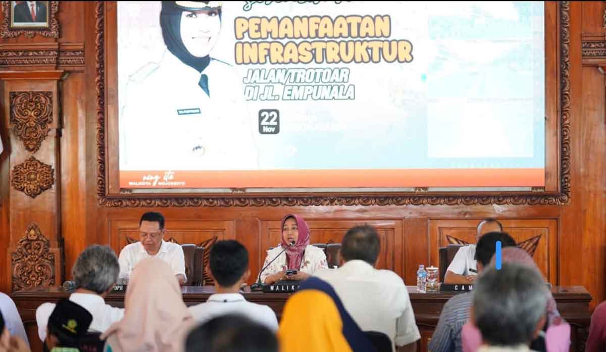 Wali Kota Mojokerto, Ika Puspitasari, saat memberi arahan.