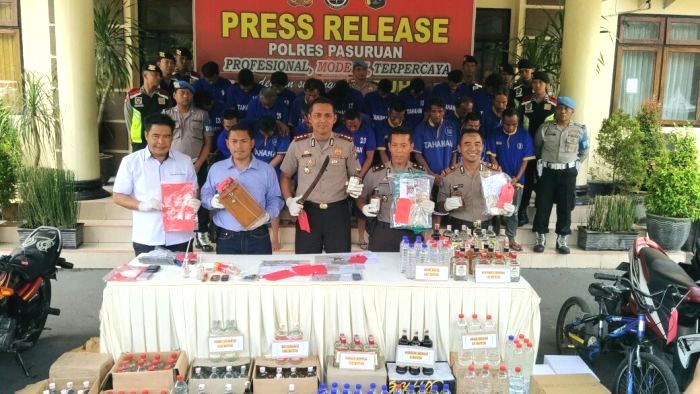 Kapolres Pasuruan sedang menunjukan barang bukti berikut para tersangka, di halaman Mapolres Pasuruan, Selasa (31/10). Foto: ANDY F/BANGSAONLINE