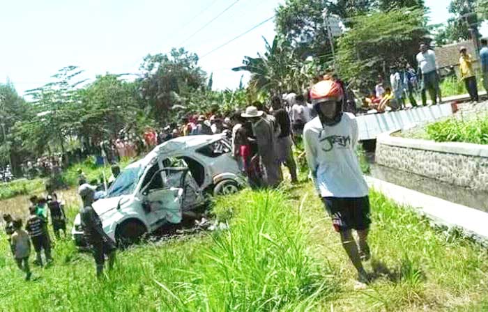 Kondisi mobil Toyota Rush usai diseruduk kereta api.