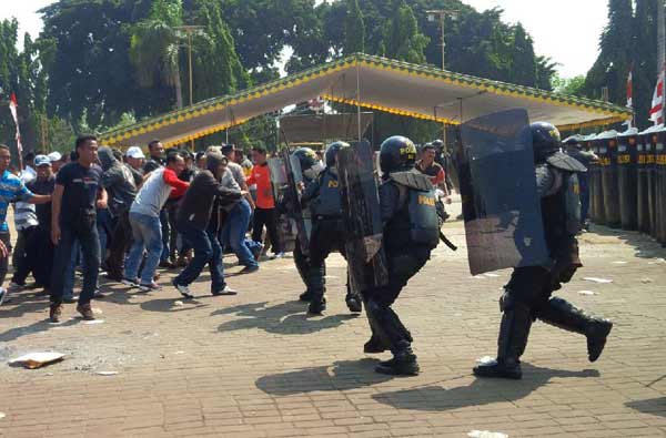 Simulasi pengamanan pilkada di alun-alun Tuban. (suwandi/BANGSAONLINE)