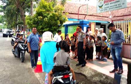 Aparat polisi saat menjaga kepulangan anak sekolah.
