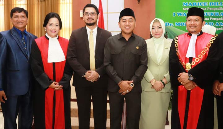 Ketua Pengadilan Negeri Pasuruan Dr. Mohammad Amrullah usai dilantik bersama Wawali Raharto Teno dan Ketua DPRD Ismail Hasan.