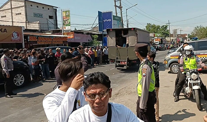 Suasana penjemputan tersangka pencabulan di Pondok Pesantren Shiddiqiyyah, Jombang.