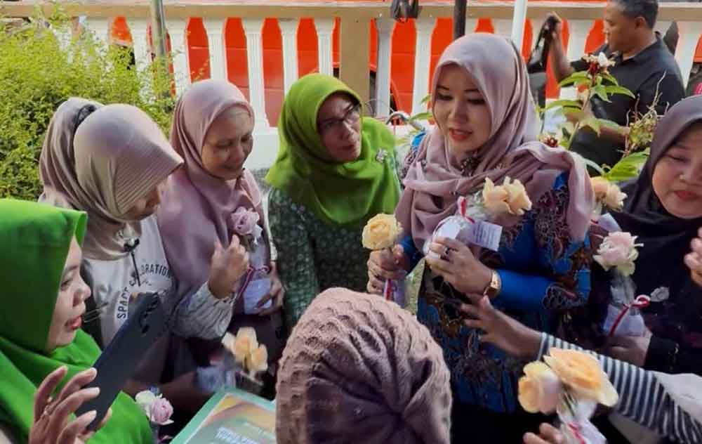Bawa Pesan Damai untuk Jawa Timur, Anggota DPD RI Lia Istifhama Bagi-Bagi Bunga ke Warga