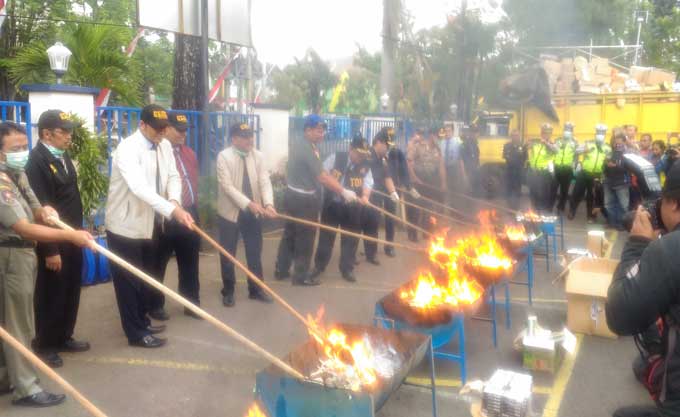 Pemusnahan rokok ilegal di halaman kantor Bea Cukai Tipe Madya Malang.