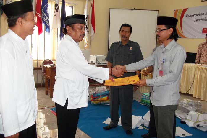 Ketua KPU Nganjuk M Agus Rahman Hakim saat memberikan berita acara hasil verifikasi dukungan ke Bambang Hariadi.