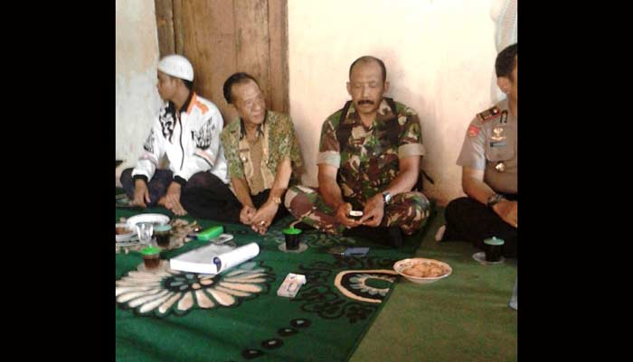 Danramil 17/Tanjung Bumi Kodim 0829/Bangkalan Kapten Inf Setyo Bhekti bersama jajaran Muspika setempat.