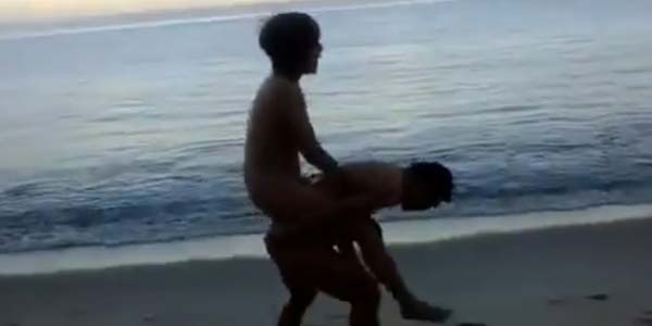 Wanita pakai bikini naik punggung lelaki yang berpose seperti kuda merangkak - Riset