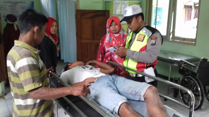 Salah satu korban yang sedang ditangani petugas medis.