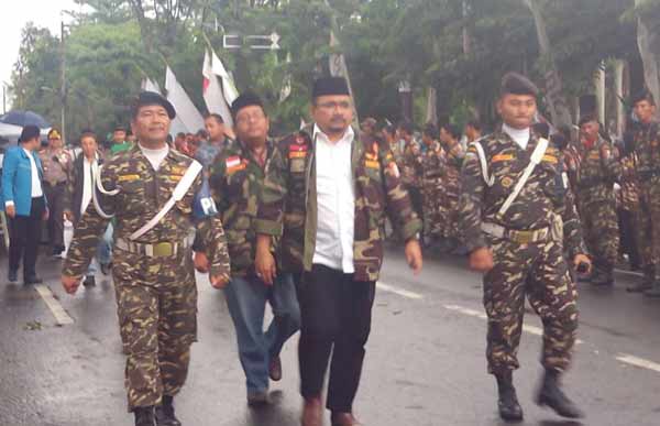 BERI SEMANGAT: Ketua Umum PP GP Ansor H Yaqut Cholil Qoumas saat hadiri Apel Kebangsaan yang digelar GP Ansor Sidoarjo, di depan Masjid Agung Sidoarjo, Jumat (3/2) sore. foto: mustain/ BANGSAONLINE