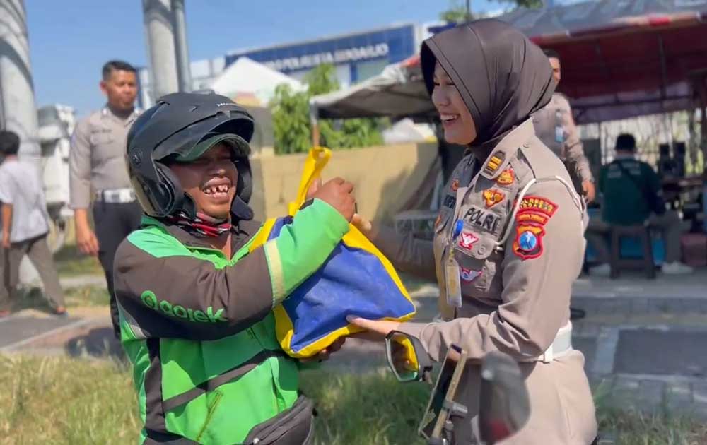 Jelang Hari Bhayangkara ke-78, Satlantas Polres Sidoarjo Bagikan Paket Sembako