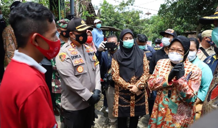 Menteri Sosial Serahkan Bantuan Sosial di Mojokerto