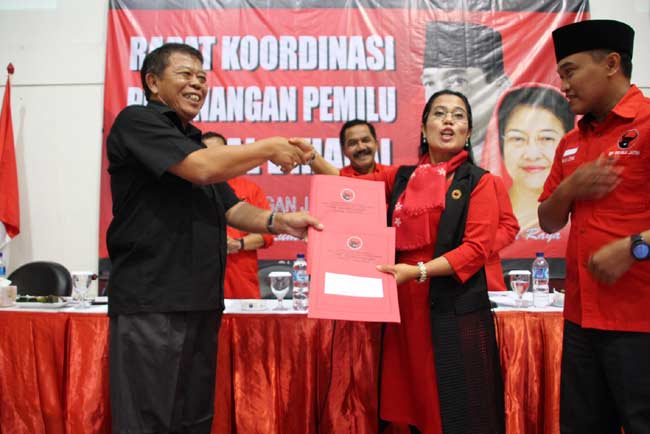 Kusnadi saat mengembalikan formulir sebagai Cawagub kepada Sekretaris DPD PDIP Jatim, Sri Untari Bisowarno. foto: DIDI ROSADI/ BANGSAONLINE