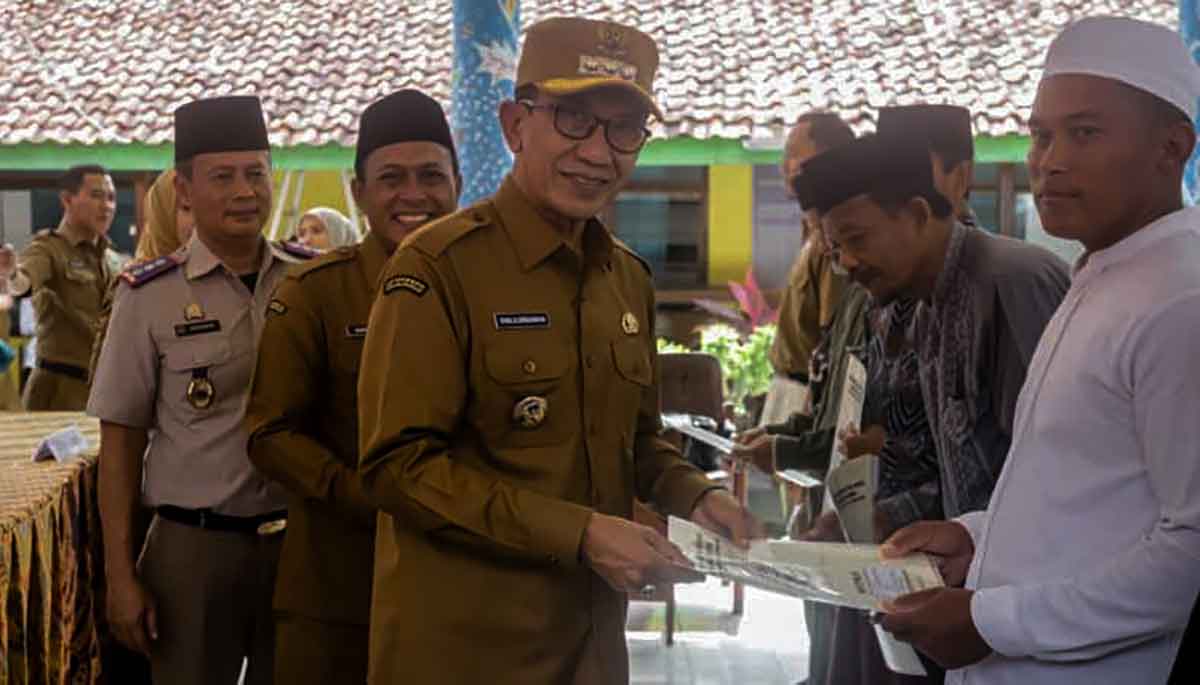 Bupati Pamekasan Serahkan Sertifikat Tanah di Kelurahan Gladak Anyar