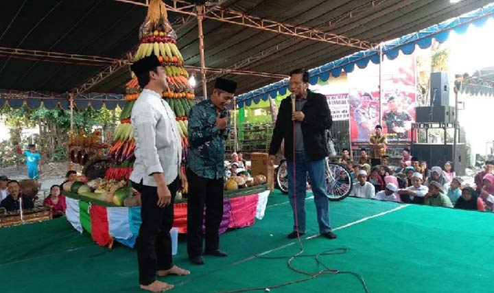 Sambari dan Qosim kompak menghadiri sedekah bumi di Desa Kedanyang. foto: Syuhud/ BANGSAONLINE