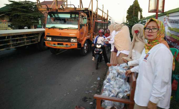 Perkumpulan Ibu-Ibu Berbagi Takjil di Jalan Macet Duduksampeyan Gresik